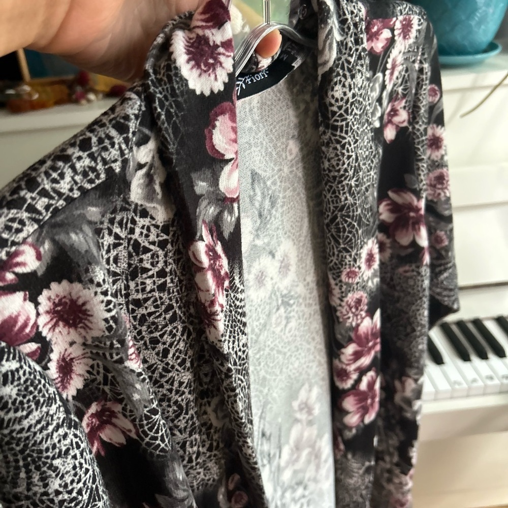 Floral Open-Front Cardigan - Black and Pink - Picture 13 of 16